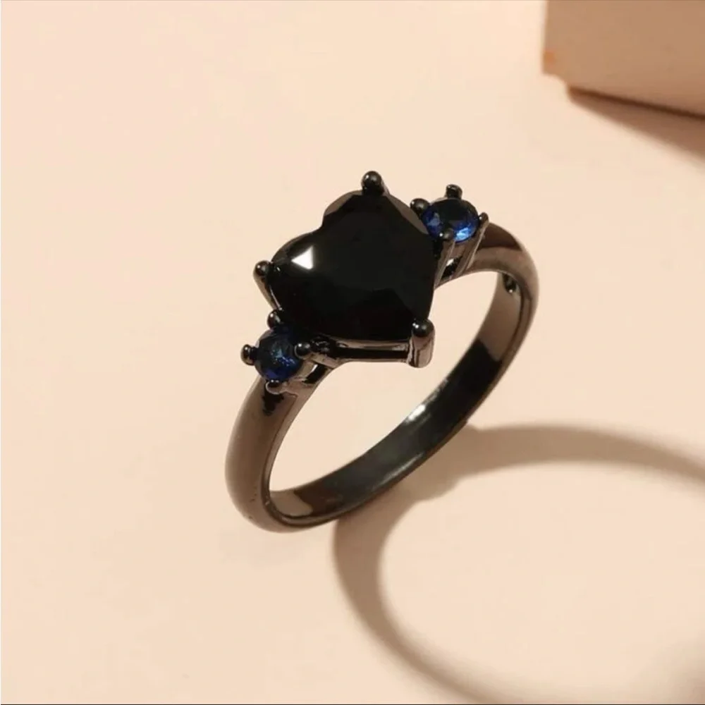 Black Heart Stone Ring - Picture 2 of 3